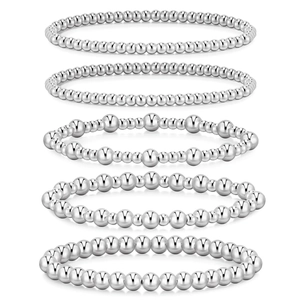 Set di cinque braccialetti elastici con perline argentate e design industriale minimalista