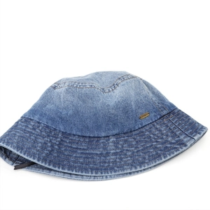 Détails d'un chapeau bob en denim bleu foncé avec logo métallique et coutures précises