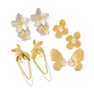 Set di orecchini a fiori e farfalle in acciaio inossidabile nelle finiture oro e argento