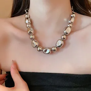 Collier ras du cou argenté avec perles métalliques irrégulières et chaîne épaisse audacieuse
