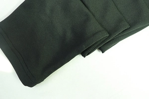 Détail de l'ourlet de jambe d'une combinaison noire avec des finitions de couture doubles