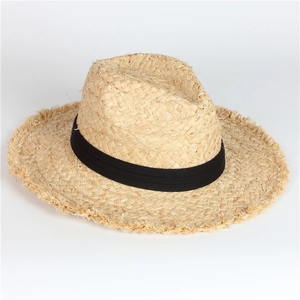 Détail du tissage en raphia naturel avec ruban noir et bord effiloché du chapeau