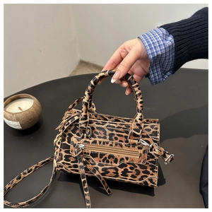 Dettaglio della trama leopardata e della zip su una borsa a mano in stile biker