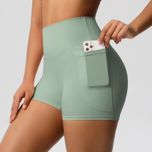 Détail du short de yoga taille haute avec poche latérale pour un smartphone