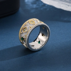Bague large style français vintage avec gemmes vertes et émail en tons argent et d'or