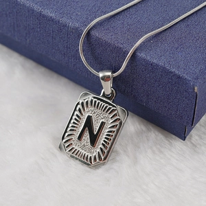 Collana a catena serpente in acciaio inox argento con pendente quadrato e lettera N a rilievo