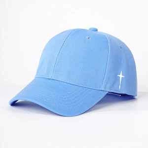 Gros plan de la broderie en croix sur une casquette de baseball en sergé de coton bleu ciel