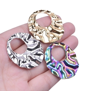 Unregelmäßige strukturierte DIY-Anhänger in Gold, Silber und Bunt mit 18k Vakuumplattierung