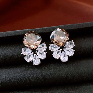 Vue macro de boucles d'oreilles en zircon avec pierre carrée champagne et cristaux en goutte
