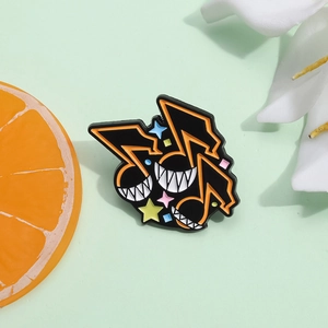 Broche créative en émail avec note de musique noire et orange et détails étoilés