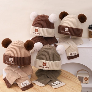 Winter Set für Kinder Strickmütze und Schal mit Bärenstickerei und doppelten Pompons