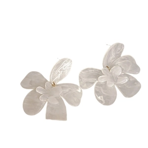 Boucles d'oreilles fleurs en acrylique blanc brillant avec pétales superposés