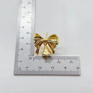 Boucles d'oreilles nœud dorées plaquées or 14K avec cloche, mesure de taille sur règle