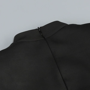 Detail des unsichtbaren Rückenreißverschlusses und Stoffes am eleganten Langarmkleid