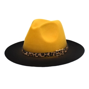 Cappello fedora in lana bicolore giallo e nero con fascia leopardata e fibbia d'oro