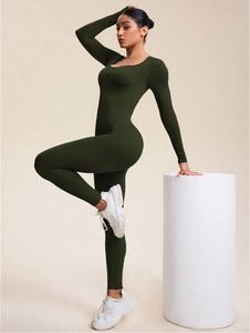 Details des dunkeloliven nahtlosen Yoga-Bodysuits mit quadratischem Ausschnitt und Kompression