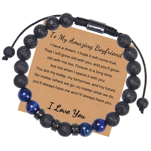 Makro-Detail von 8mm Blauem Tigerauge und Lavastein-Armband auf Geschenkkarte für Freund