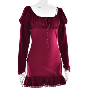 Détail d'une robe bordeaux à manches longues avec col carré et lacets sur la poitrine
