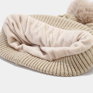 Conjunto de gorro de punto de invierno con forro polar y detalle de pompón
