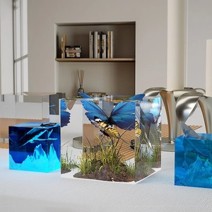 Κύβος ρητίνης 3D με τοπίο μινιατούρα, μπλε πεταλούδα και φάλαινα σε διαφανή σιλικόνη