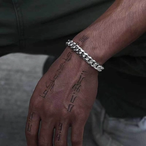 Bracelet gourmette pour homme en acier inoxydable argenté sur poignet tatoué style hip-hop