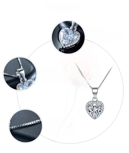 Dettaglio collana cuore in argento 925 con zircone 5A e catena a maglia veneziana