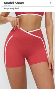 Gros plan du short de yoga rouge framboise avec taille haute croisée en forme de V