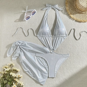 Détail à plat d'un monokini métallisé argenté avec anneau doré et paréo assorti
