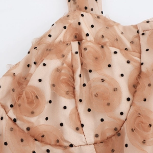 Elegante abito midi in mesh nude con pois neri e fiori 3D applicati sul corpetto