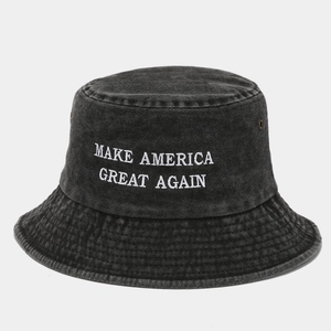 Détail d'un chapeau bob en denim délavé avec un slogan brodé blanc sur tissu foncé