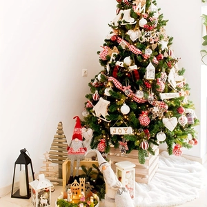 Dettaglio dell'albero di Natale con nastri a quadri rossi e bianchi e decori in legno