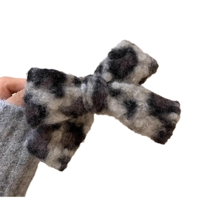 Pince à cheveux nœud peluche à motif léopard avec texture tricotée noire et blanche