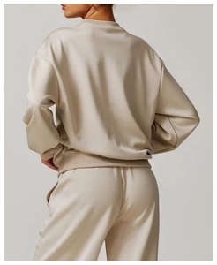 Détail de l'ourlet côtelé de haute qualité et de la silhouette arrière d'un sweat-shirt beige