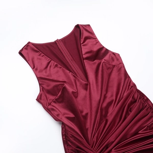 Détail d'une robe en satin bordeaux avec col en V profond et plis élégants raffinés