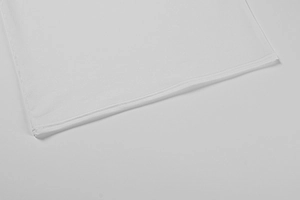 Detailansicht des weißen Netzkleid-Saums mit präziser Doppelnaht-Verstärkung
