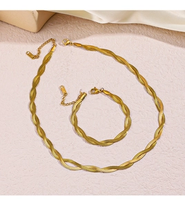 Detailed macro of the 18K gold plated double twist rope chain necklace and bracelet set