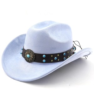 Détail d'un chapeau de cowboy bleu clair avec perles turquoise et fleur métallique