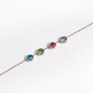 Détail du collier argenté avec quatre pierres de zircon colorées de 5mm en coupe ronde
