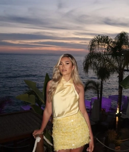 Détail du haut dos nu en satin jaune clair et jupe texturée assortie pour tenue de plage
