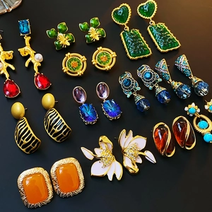 Collection de boucles d'oreilles vintage avec pierres colorées et émail en finition dorée