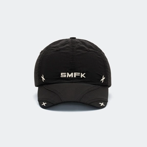 Détail de la casquette noire avec logo SMFK blanc et broderies en point de croix