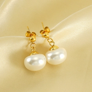 Vue détaillée de boucles d'oreilles perles vintage sur fond de satin champagne luxueux