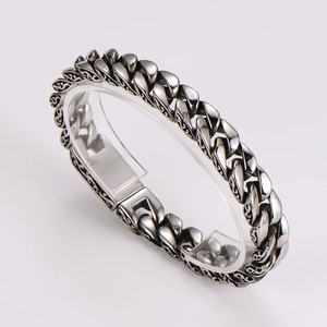 Vue détaillée du bracelet pour hommes en argent vieilli avec motifs totem gravés