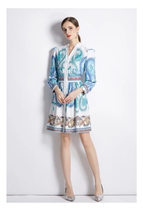 Vue détaillée de la robe à manches longues avec imprimé paisley bleu et orange