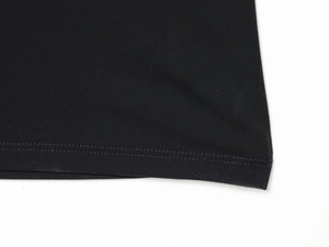 Detalle del dobladillo con doble costura y tejido de malla en vestido negro