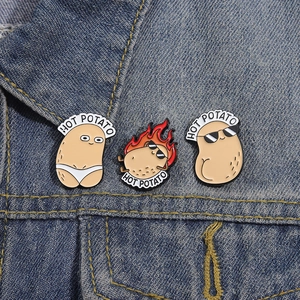 Lot de trois broches en émail patate de dessin animé avec lunettes sur jean bleu