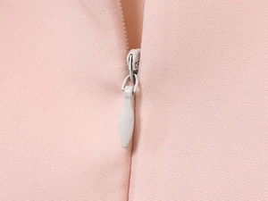 Detailaufnahme des rosa Tüllstoffs und des unsichtbaren Reißverschlusses am kurzen Kleid