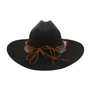 Détail d'un chapeau de cow-boy noir avec bande tissée bohème et franges de perles colorées