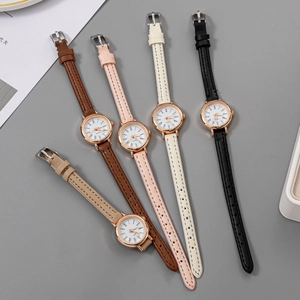 Juego de cinco elegantes relojes de cuarzo para mujer con correas de cuero en varios colores