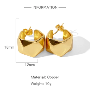 Detailed macro view of 18mm golden geometric copper earrings with dimensions and weight